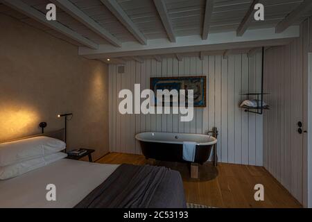 Intérieur d'un Kled à la ferme du vent près du Château Richeux, Saint-Malo, France. La baignoire sur pied de la chambre est entièrement fonctionnelle. Une salle de bains séparée avec douche est également disponible dans le KLED la Fenouillette Banque D'Images