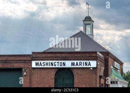 Washington, D.C. / USA - juin 27 2020: Panneau à la marina de Washington dans le district de Columbia avec un ciel orageux. Banque D'Images