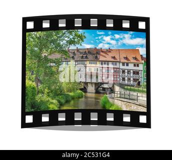 Vue sur la rivière Gera jusqu'aux maisons de Kraemerbruecke. Le pont est situé dans la vieille ville d'Erfurt, capitale de la Thuringe, Allemagne, Europe Banque D'Images