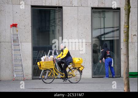 Munich, Allemagne. 30 juin 2020. Le salaire minimum en Allemagne devrait augmenter en quatre étapes pour atteindre 10 euros et 45 cents. Archive photo; UN postier sur un vélo et un nettoyeur de fenêtre au travail, les bas salaires, travail, travail, service, profession, professions, Â | usage dans le monde crédit: dpa/Alay Live News Banque D'Images