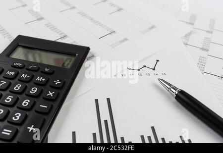 comptabilité et comptabilité concept d'affaires, calculatrice et stylo sur les fiches techniques et les graphiques imprimés Banque D'Images