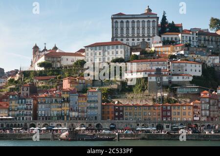 Vue sur Porto depuis le bord du fleuve Douro Banque D'Images