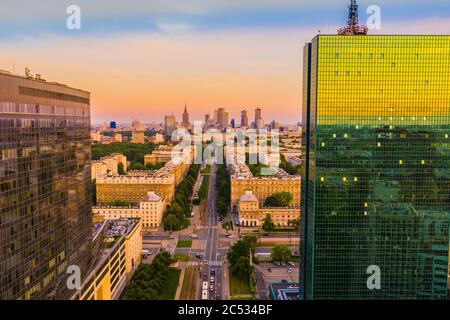 Magnifique vue panoramique sur les drones aériens vers le centre de la ville moderne de Varsovie avec silhouettes de gratte-ciel dans les rayons Banque D'Images