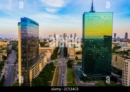 Magnifique vue panoramique sur les drones aériens vers le centre de la ville moderne de Varsovie avec silhouettes de gratte-ciel dans les rayons Banque D'Images