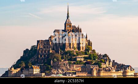 Pour voir le Mont Saint Michel si près, vous devez conduire à quelques kilomètres, Bretagne, France Banque D'Images