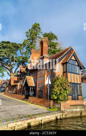 Charmant cottage en brique rouge et pierre sur le bord de la rivière, rue St Peter, Marlow, Royaume-Uni Banque D'Images