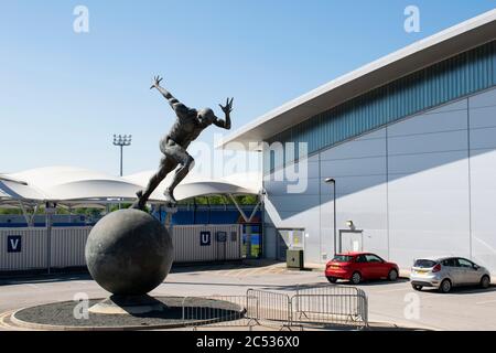 Statue des Jeux du Commonwealth le coureur au stade de football Etihad Sportcity Manchester UK Banque D'Images