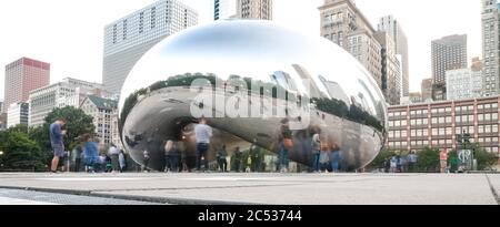 Chiago Skyline se reflète dans Cloud Gate alias The Bean. Banque D'Images