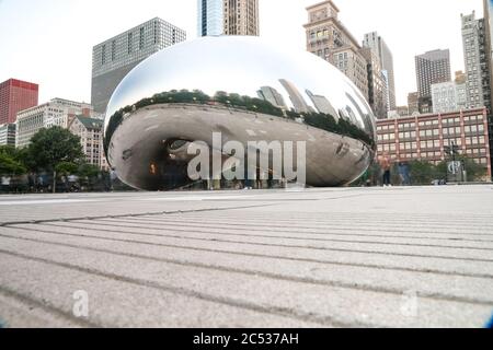 Chiago Skyline se reflète dans Cloud Gate alias The Bean. Banque D'Images