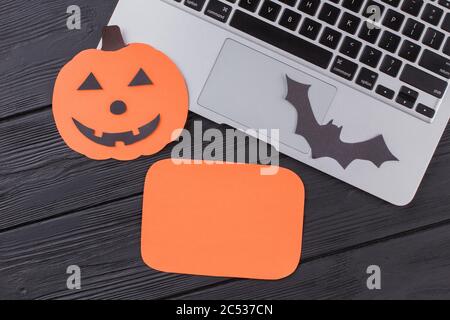 PC portable plat avec attributs halloween et espace de copie. Banque D'Images