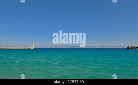 tarifa, espagne - 21 mai 2011 : vue de tarifa sur le détroit de gibraltar et la côte du morrocan avec le mont jebel musa Banque D'Images