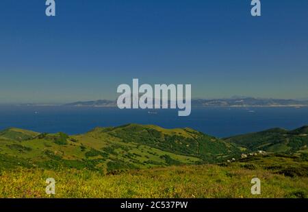 tarifa, espagne - 21 mai 2011 : vue de tarifa sur le détroit de gibraltar et la côte du morrocan avec le mont jebel musa et le terminal à conteneurs tanger med Banque D'Images