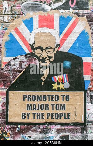 LONDRES, ROYAUME-UNI. 30 juin 2020. Une affiche à Brick Lane, dans l'est de Londres, en hommage au capitaine Tom Moore qui a amassé plus de 30 millions de livres pour le NHS lors de son centième anniversaire pendant la crise de santé du coronavirus.Credit: amer ghazzal/Alamy Live News Banque D'Images