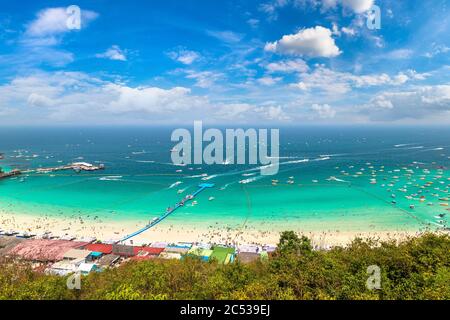 Vue panoramique aérienne de l'île de Koh LAN, Thaïlande en été Banque D'Images