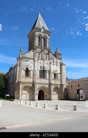 église abbatiale saint-vincent à nieul-sur-l'ausse (france) Banque D'Images
