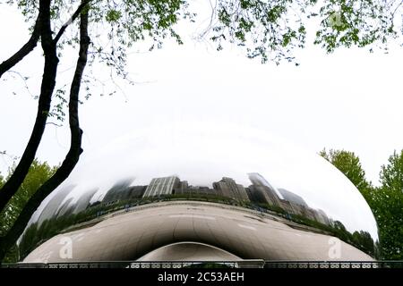 Chiago Skyline se reflète dans Cloud Gate alias The Bean. Banque D'Images