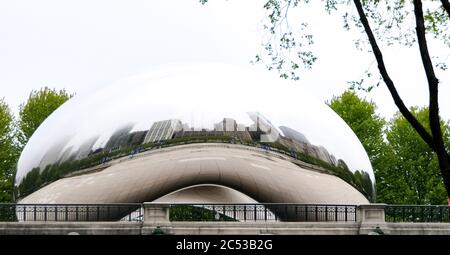 Chiago Skyline se reflète dans Cloud Gate alias The Bean. Banque D'Images