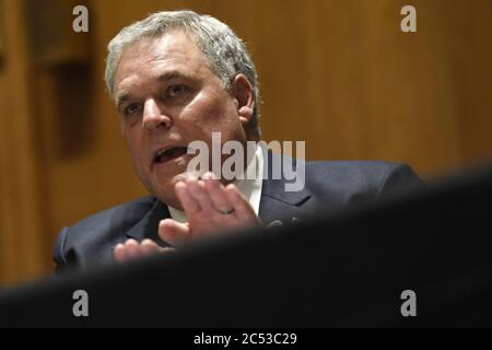 Washington, États-Unis. 30 juin 2020. Le commissaire du Service du revenu interne, Charles Rettig, témoigne devant le Comité des finances du Sénat sur Capitol Hill à Washington, le mardi 30 juin 2020, lors d'une audience sur la saison de dépôt 2020 et le recouvrement de COVID-19. Photo de piscine par Susan Walsh/UPI crédit: UPI/Alay Live News Banque D'Images