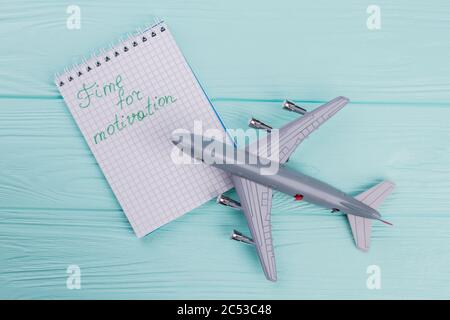 Vue au-dessus de l'avion à réaction passager en plastique et du bloc-notes à proximité. Banque D'Images
