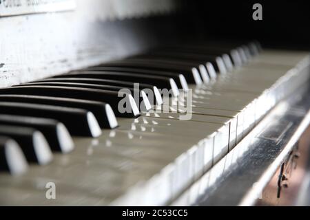 Gros plan horizontal du clavier de piano d'un bois piano Banque D'Images