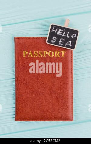 Passeport en cuir marron sur fond en bois bleu. Banque D'Images
