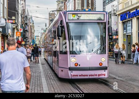 Amsterdam, pays-Bas - 18 juillet 2018 : tramway urbain à Amsterdam. Photo de haute qualité Banque D'Images