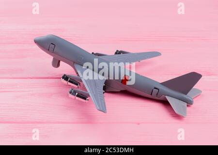 Flat Lay jouet avion sur fond de bois rose. Banque D'Images