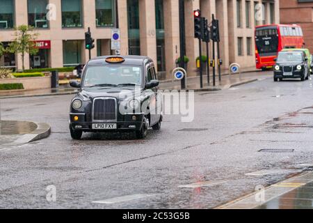 LONDRES, ANGLETERRE - 10 JUIN 2020 : taxi londonien traditionnel lors d'une journée de drizzly à Holborn, Londres, pendant la pandémie COVID-19 069 Banque D'Images