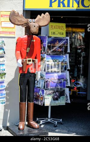 Un élan coupé comme un mountie à l'extérieur d'une boutique de souvenirs à Victoria, île de Vancouver, Canada Banque D'Images