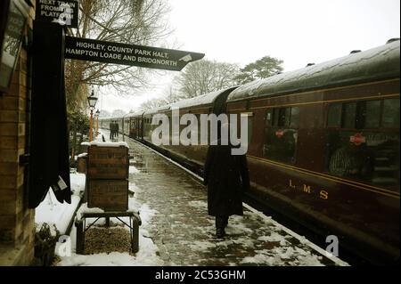 Le personnel de chemin de fer et train à Arley. Banque D'Images