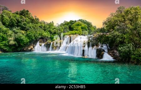 Paysage panoramique avec de belles cascades pendant le coucher du soleil dans LE parc national DE KRKA, Croatie. Banque D'Images