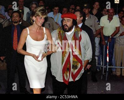 Luciano Pavarotti salue Lady Diana à son arrivée au concert Pavarotti & Friends à Modène, en Italie, en 1995 Banque D'Images