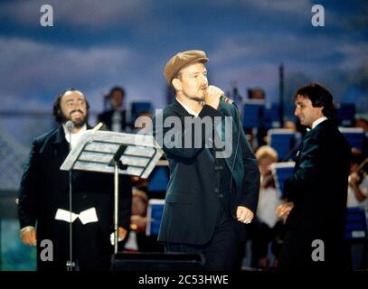 Concert Pavarotti et amis à Modène, Italie 1995 : Bono de U2 chant Banque D'Images