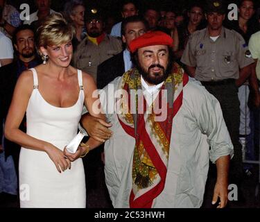 Luciano Pavarotti salue Lady Diana à son arrivée au concert Pavarotti & Friends à Modène, en Italie, en 1995 Banque D'Images