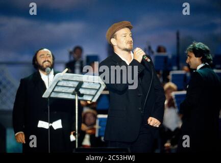 Concert Pavarotti et amis à Modène, Italie 1995 : Bono de U2 chant Banque D'Images