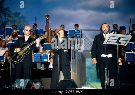 Concert Pavarotti et amis à Modène, Italie 1995: Bono et The Edge of U2 Banque D'Images