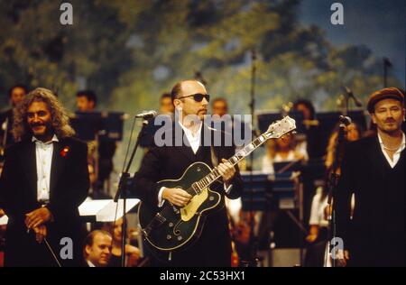 Concert Pavarotti et amis à Modène, Italie 1995: Bono et The Edge of U2 Banque D'Images