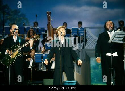 Concert Pavarotti et amis à Modène, Italie 1995: Bono et The Edge of U2 Banque D'Images