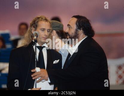 Concert Pavarotti et amis à Modène, Italie 1995: Luciano Pavarotti avec Michael Bolton Banque D'Images