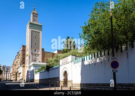 Le minaret de 33 mètres de haut de la Grande Mosquée de Paris et l'entrée de l'intité de théologie Al-Ghazali dans le mur environnant crénelé. Banque D'Images