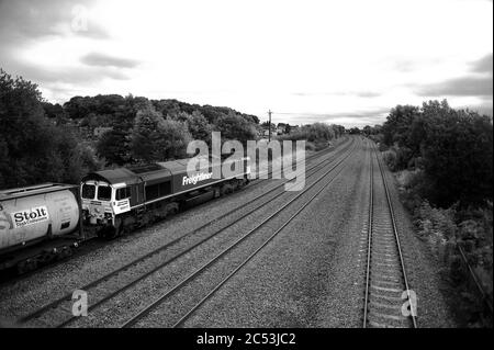 66517 dirige un train de conteneurs Wentloog - Southampton à travers Magor. Banque D'Images