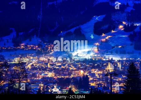 Kitzbühel, centre-ville de Kitzbühel, montagne de ski alpin Hahnenkamm, cérémonie de bienvenue pour le nouvel an à Kitzbühel, Tyrol, Autriche Banque D'Images