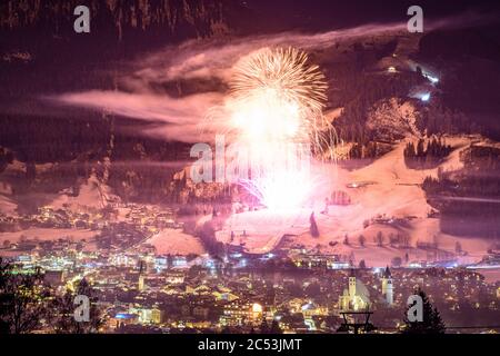 Kitzbühel, centre-ville de Kitzbühel, montagne de ski alpin Hahnenkamm, feux d'artifice pour le nouvel an à Kitzbühel, Tyrol, Autriche Banque D'Images