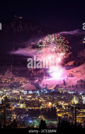 Kitzbühel, centre-ville de Kitzbühel, montagne de ski alpin Hahnenkamm, feux d'artifice pour le nouvel an à Kitzbühel, Tyrol, Autriche Banque D'Images