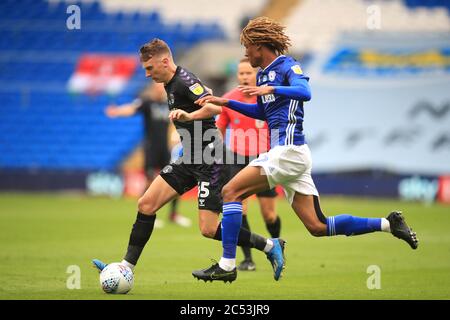 Alfie Doughty de Charlton Athletic (à gauche) et Lee Peltier de Cardiff City se battent pour le ballon lors du match de championnat Sky Bet au stade de Cardiff City. Banque D'Images