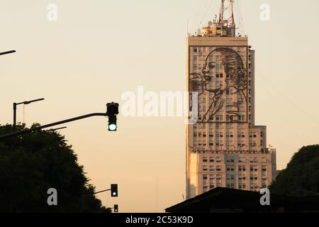 BUENOS AIRES, ARGENTINE - 31 mars 2017 : bâtiment du Ministère du développement social, à l'aube du lever du soleil, avec une grande image en acier d'Eva Peron (Evita) g Banque D'Images