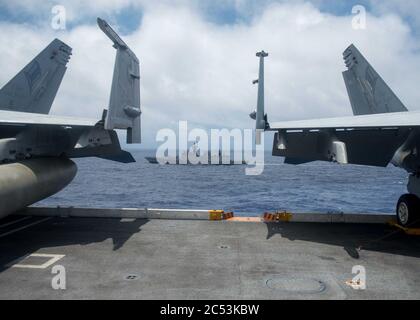 La frégate MULTIRÔLE STEALTH DE classe Shivalik DE la Marine indienne, DANS Sahyadri (F49), vole aux côtés de l'USS John C. Stennis (CVN 74) pendant la Malabar 2016. Banque D'Images