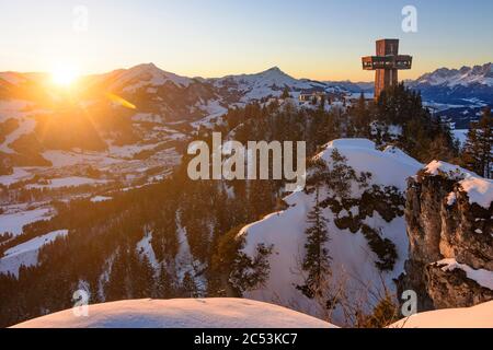 St. Jakob à Haus, sommet de la croix Jakobskreuz, montagne Buchensteinwand, en arrière-plan sommet de la corne de Kitzbühler, montagne Wilder Kaiser dans le Kitzbühel Banque D'Images