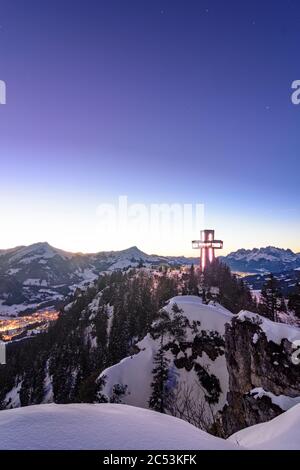 St. Jakob à Haus, sommet de la croix Jakobskreuz, montagne Buchensteinwand, en arrière-plan sommet de la corne de Kitzbühler, montagne Wilder Kaiser dans le Kitzbühel Banque D'Images