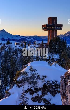 St. Jakob à Haus, sommet de la croix Jakobskreuz, montagne Buchensteinwand, en arrière-plan sommet de la corne de Kitzbühler, montagne Wilder Kaiser dans le Kitzbühel Banque D'Images